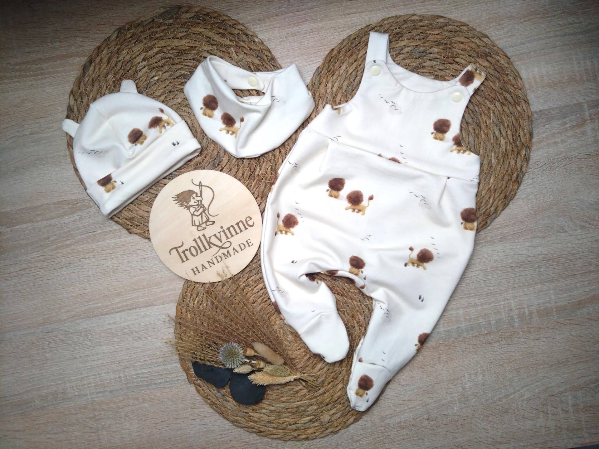 Erstlingsset Baby Strampler Mütze Halstuch Löwe Gr. 56 Erstlingsset Baby Strampler Mütze Halstuch Löwe Gr. 56 von TrollkvinneHandmade