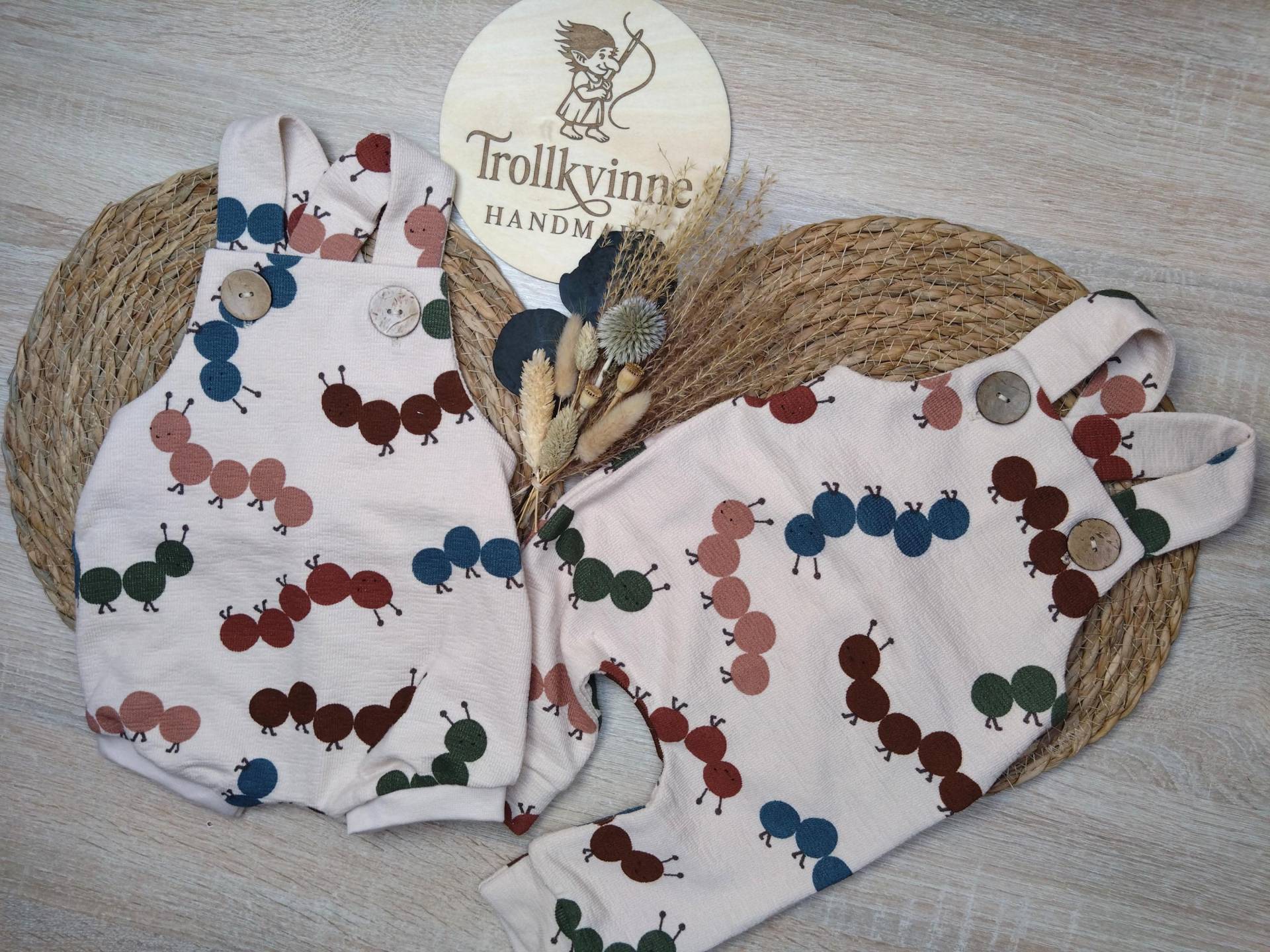 Latzhose Baby Kurzbeinig Langbeinig Raupen Verschiedene Größen Und Längen von TrollkvinneHandmade