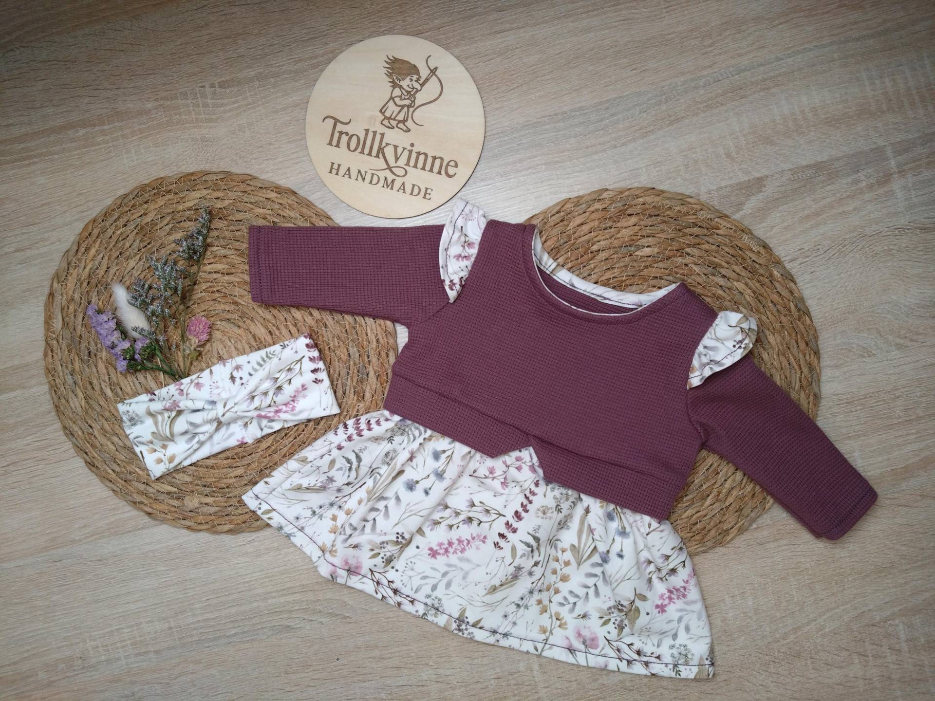 Set Baby Kleid Mit Rüsche Stirnband Blumen Aubergine Verschiedene Größen von TrollkvinneHandmade