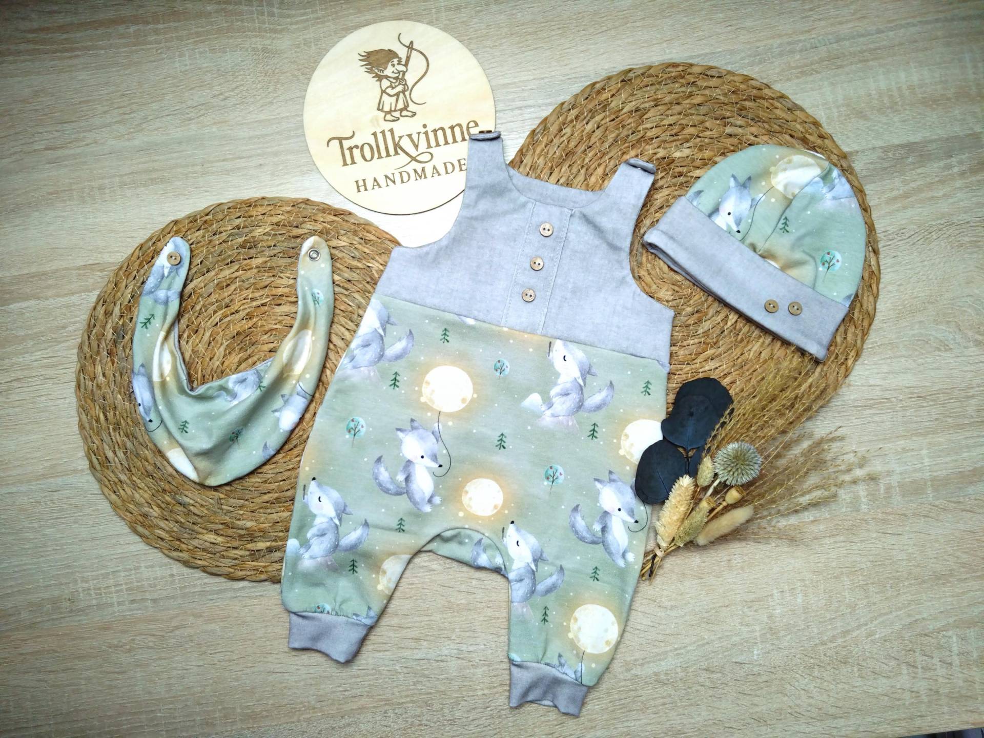Set Baby Strampler Mütze Halstuch Kleiner Wolf Verschiedene Größen von TrollkvinneHandmade