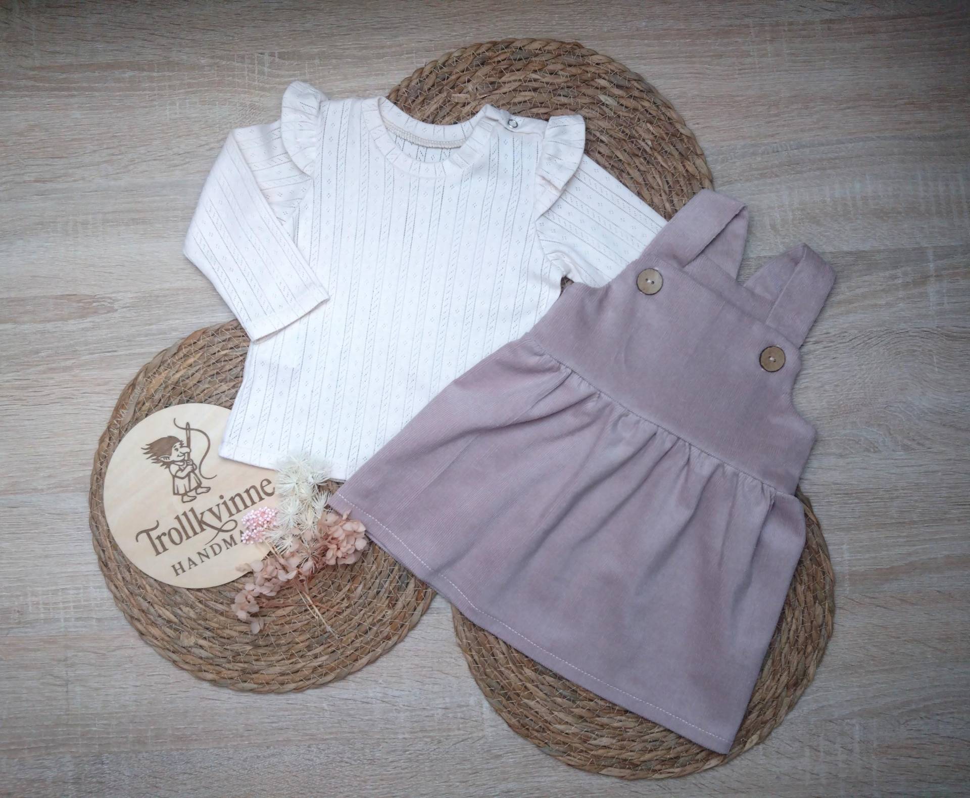 Set Latzkleid Shirt Rüschen Cord Flieder Verschiedene Größen von TrollkvinneHandmade