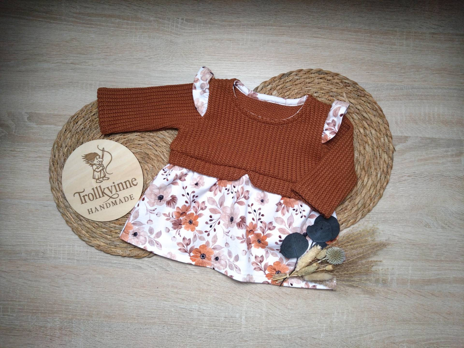 Tunika Kleid Baby Strickkleid Schulterrüsche Blumen Verschiedene Größen Tunika Kleid Baby Strickkleid Schulterrüsche Blumen Verschiedene Größen von TrollkvinneHandmade