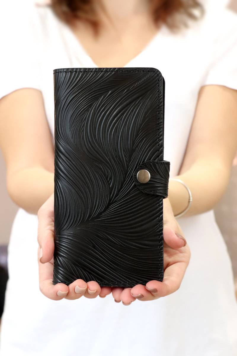 Exklusiv Leder Brieftasche Schwarz Geldhalter 30.geburtstag Geschenk Schlanke Frauen Geprägtes Muster Lange Handgefertigte Düne Einzigartige von TropaeisLeather