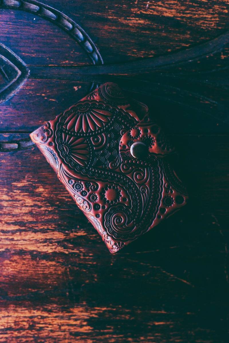 Kartenetui Aus Braunem Leder. Portemonnaie Mit Paisley-Muster-Prägung. Abspann in Braun. Handgefertigter Halter Naturleder. Unisex Kartenhalter von TropaeisLeather