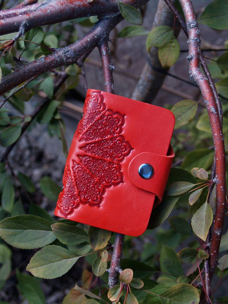 Leder-Kartenhalter Schlanke Brieftasche Frauen Dritten Jahrestag Geschenk Für Reisende Geprägtes Muster Handgemacht von TropaeisLeather