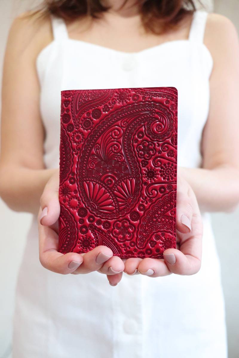 Personalisierte 30. Geburtstagsgeschenk Niedliche Passhülle Roter Pass Brieftasche Studenten Geschenk Geprägtes Muster Handgefertigte Abdeckung von TropaeisLeather