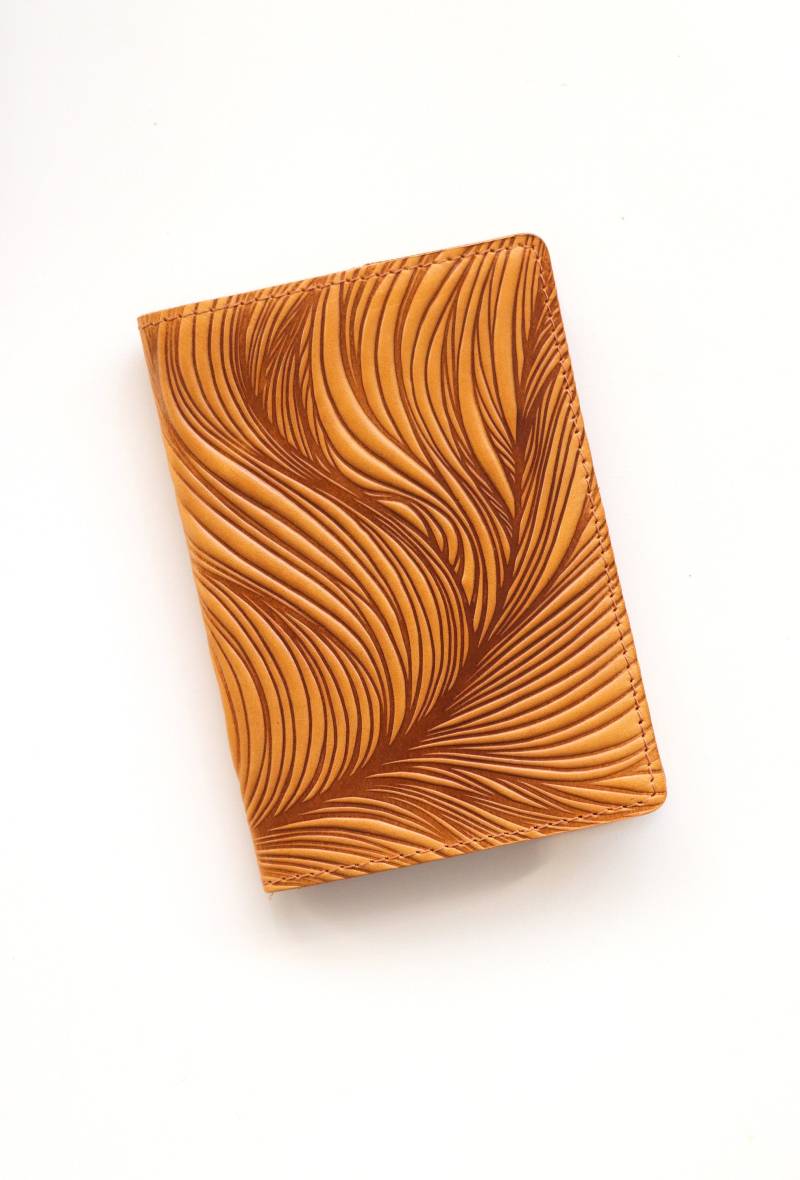 Personalisierte Bernstein Niedliche Passhülle 30. Geburtstagsgeschenk Dritter Jahrestag Geprägtes Muster Handgemacht von TropaeisLeather