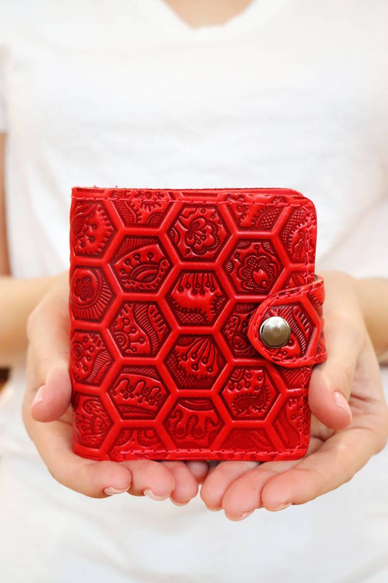 Personalisierte Echt Leder Brieftasche Rot Bifold Geldhalter Frauen Geprägtes Muster Bienen Honigwabe 30 von TropaeisLeather