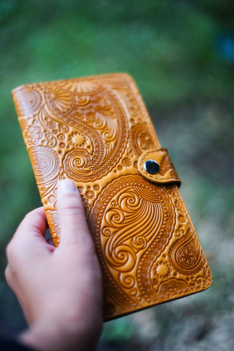 Personalisierte Einzigartige Leder Geldbörse Für Frauen Lange Geprägte Muster Paisley Jubiläum Geschenk Handmade Custom Exclusive von TropaeisLeather