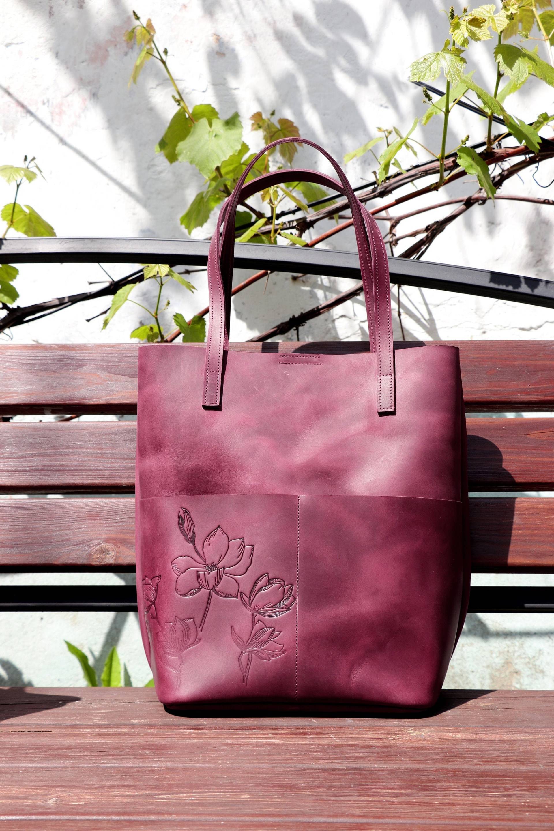 Personalisierte Große Einkaufstasche, Ledertasche, Lila Schultertasche, Süße 30. Geburtstagsgeschenk Für Frauen, Orchideen von TropaeisLeather