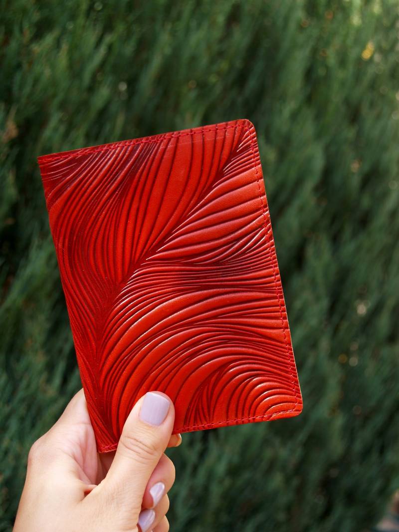 Personalisierte Leder Passport Cover Geschenk Für Reisende Wallet Geprägtes Muster Handgemacht von TropaeisLeather