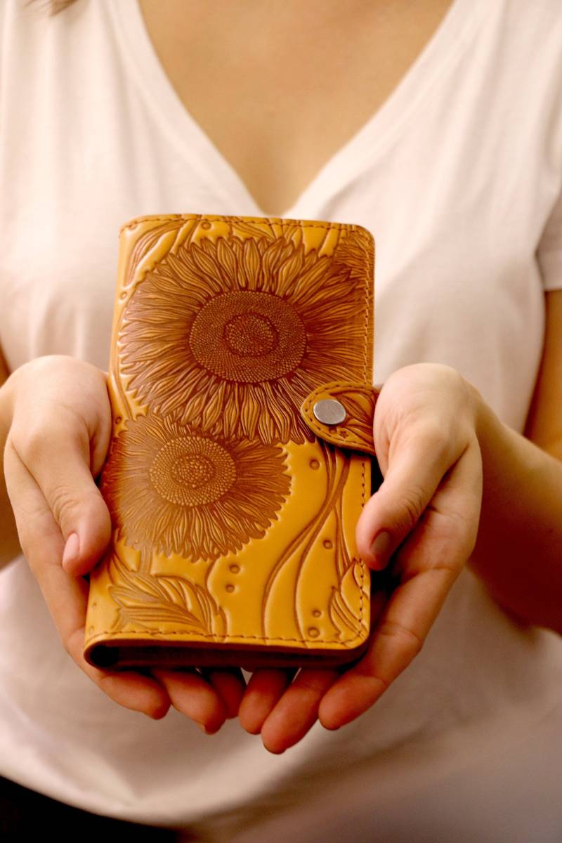 Personalisierte Sunflower Leder Brieftasche Geldhalter Schlanke Frauen Große Lange Handgefertigte Geprägte Muster Benutzerdefinierte von TropaeisLeather