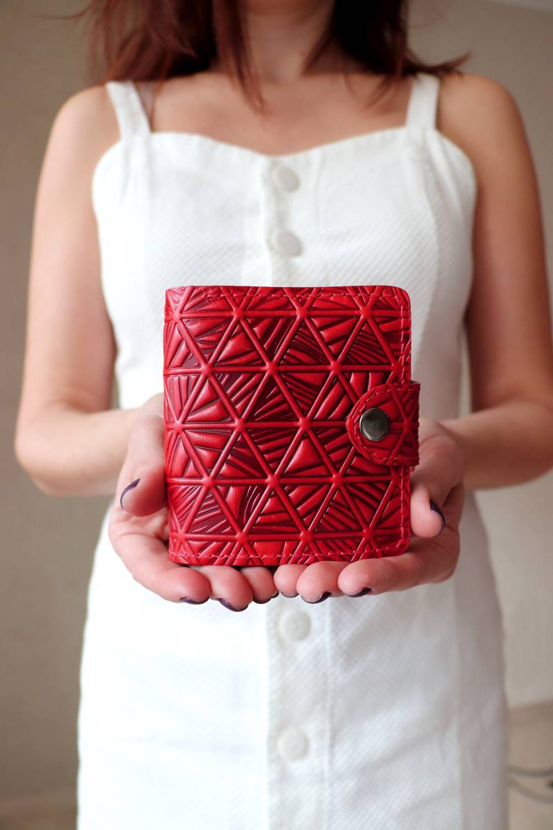 Personalisierte The Rock Wallet Dritte Jahrestag Womens Slim Bifold Münztasche Brieftasche Geschenk Geprägtes Muster Handgemacht von TropaeisLeather