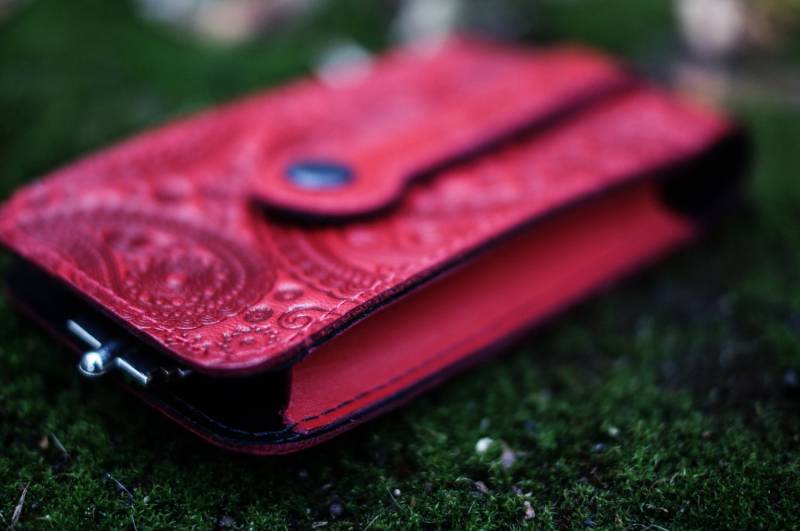 Schlüsselband Aus Leder in Rot. Langer Schlüsselhalter. Schlüsselanhänger Rot Mit Paisley Muster. Buta Geprägter Schlüsselanhänger. Geschenkidee von TropaeisLeather