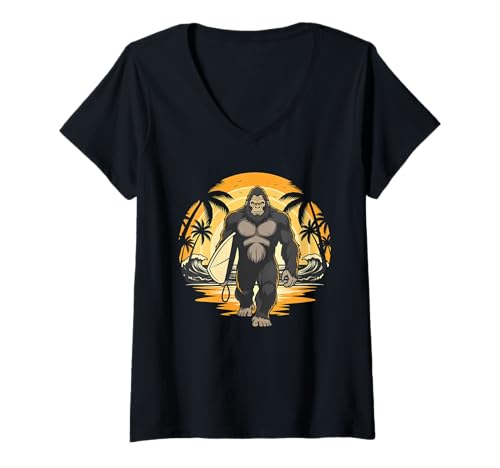 Damen Bigfoot Surfing, lustige Kryptidenkunst am Strand bei Sonnenuntergang T-Shirt mit V-Ausschnitt Damen Bigfoot Surfing, lustige Kryptidenkunst am Strand bei Sonnenuntergang T-Shirt mit V-Ausschnitt von Tropical Surfing Bigfoot Sunset Funny Cryptid Tees