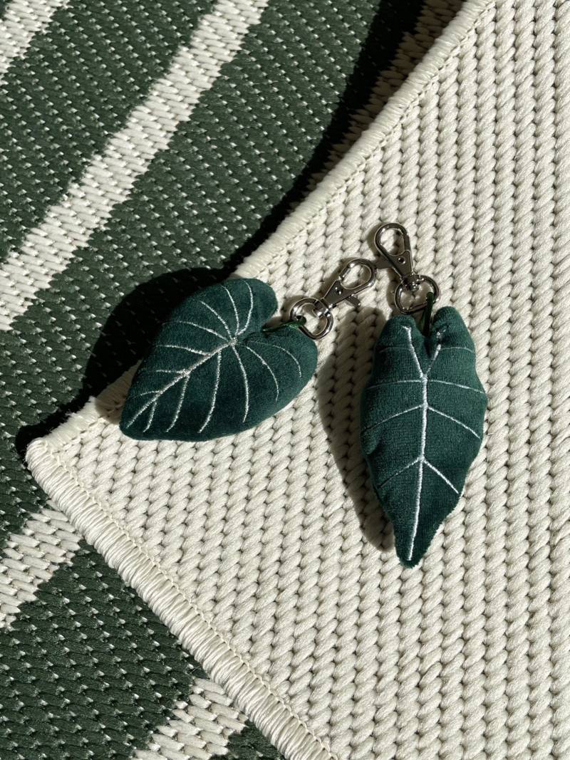 2 Mini Blatt Schlüsselanhänger - Samt Gloriosum & Frydek 2 Mini Blatt Schlüsselanhänger - Samt Gloriosum & Frydek von TropicalCollectionTH