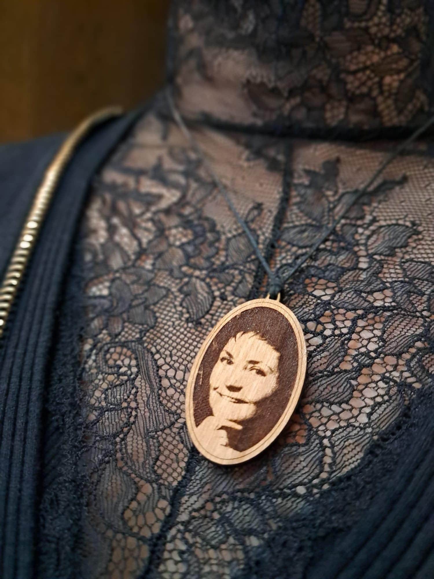 Personalisierter Gedenk Anhänger Aus Holz Mit Fotogravur, Erinnerungskette Als Trauerschmuck, Individuelles Andenken Geschenk Personalisierter Gedenk Anhänger Aus Holz Mit Fotogravur, Erinnerungskette Als Trauerschmuck, Individuelles Andenken Geschenk von TrostmanufakturLiane