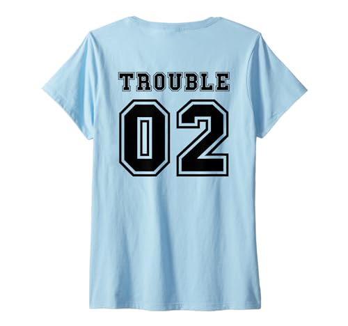 Damen I Am Trouble Bestie folgt Matching Best Friends Sports T-Shirt mit V-Ausschnitt Damen I Am Trouble Bestie folgt Matching Best Friends Sports T-Shirt mit V-Ausschnitt von Trouble Always Finds Me Co