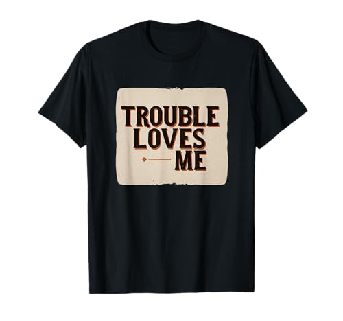 Lustiges Trouble Loves Me Logo für Erwachsene und Kinder T-Shirt Lustiges Trouble Loves Me Logo für Erwachsene und Kinder T-Shirt von Trouble Outfit