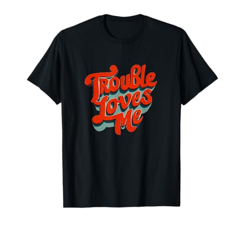 Trouble Loves Me Sprechstempel für Jungen und Mädchen T-Shirt Trouble Loves Me Sprechstempel für Jungen und Mädchen T-Shirt von Trouble Outfit