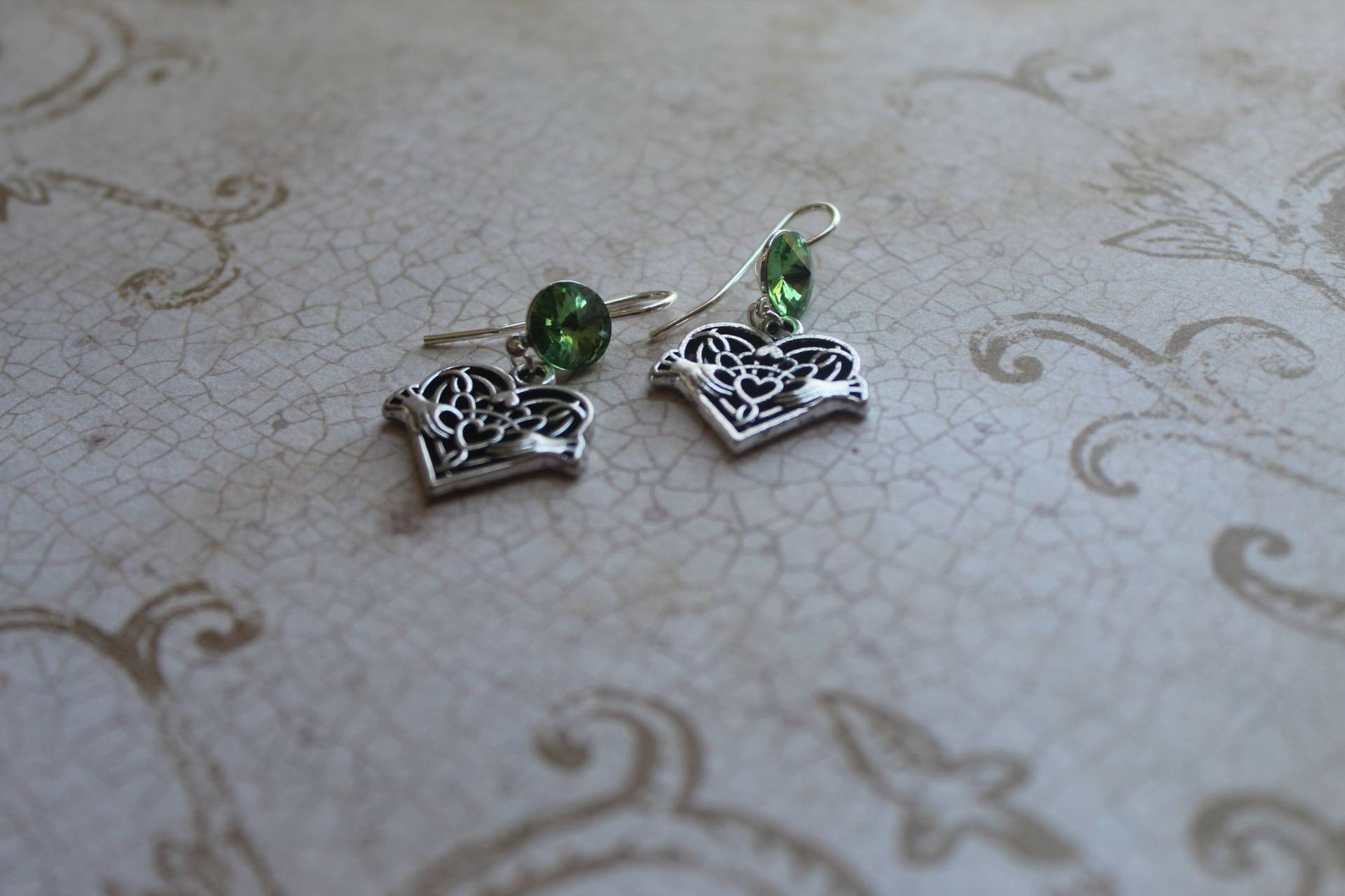 Claddagh Herz Ohrringe Mit Swarovski Kristall | Ferngrün Claddagh Herz Ohrringe Mit Swarovski Kristall | Ferngrün von TrouvailleDesignNC