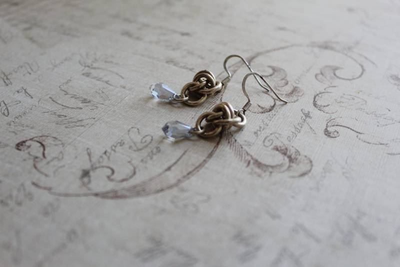 Fass Weben Chainmaille Ohrringe Mit Swarovski-Kristallen Teardrops | Blauer Schatten von TrouvailleDesignNC