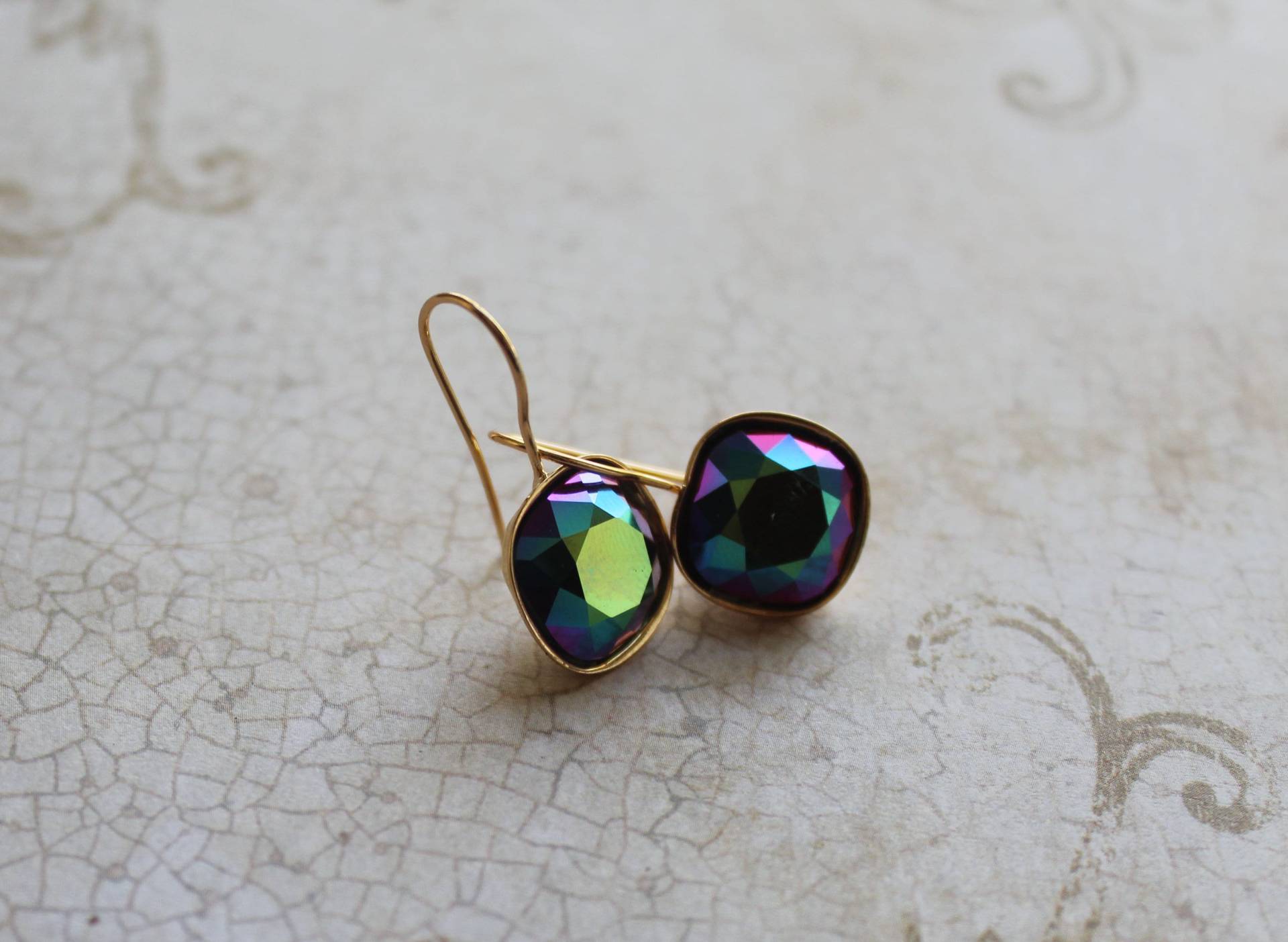 Kissenschliff Swarovski Ohrringe | Rainbow Dark Kissenschliff Swarovski Ohrringe | Rainbow Dark von TrouvailleDesignNC