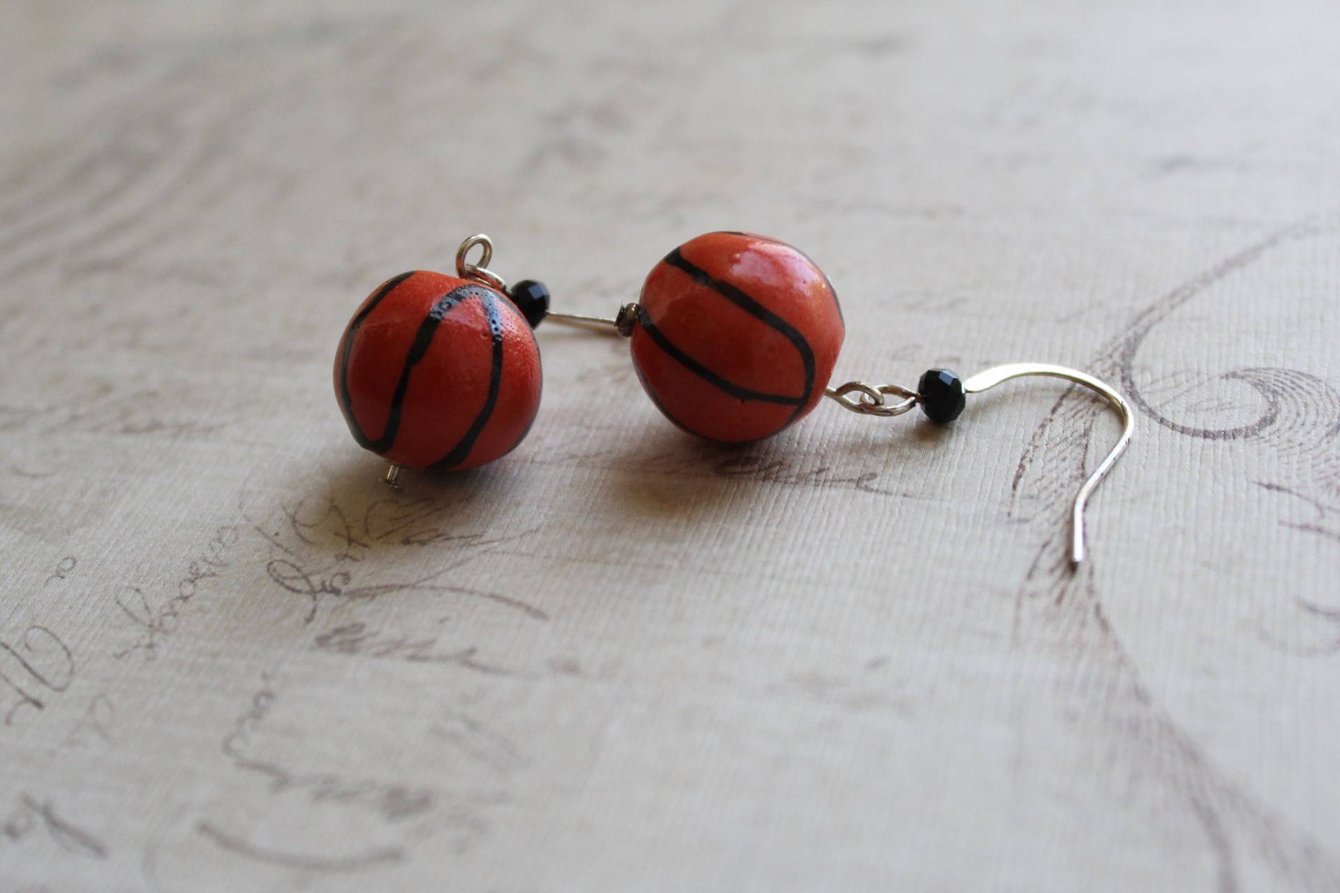 Lampwork Basketball Ohrringe Lampwork Basketball Ohrringe von TrouvailleDesignNC