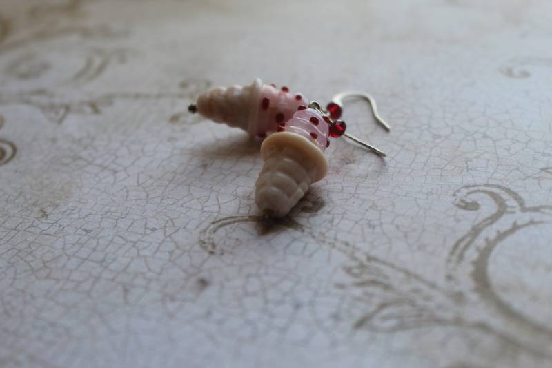 Lampwork Erdbeer Streusel Eis Am Stiel Ohrhänger Lampwork Erdbeer Streusel Eis Am Stiel Ohrhänger von TrouvailleDesignNC