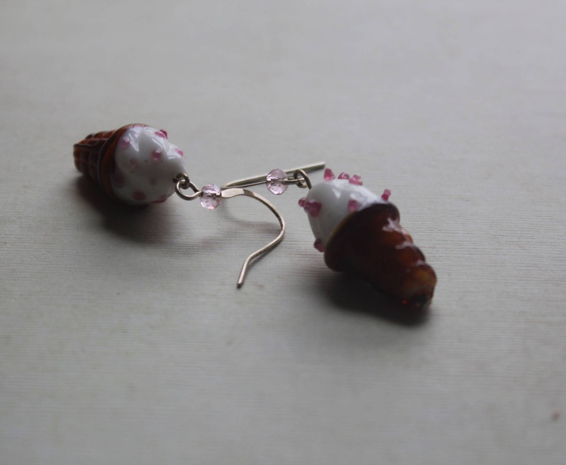 Lampwork Rosa Streusel Eistüte Ohrhänger Lampwork Rosa Streusel Eistüte Ohrhänger von TrouvailleDesignNC
