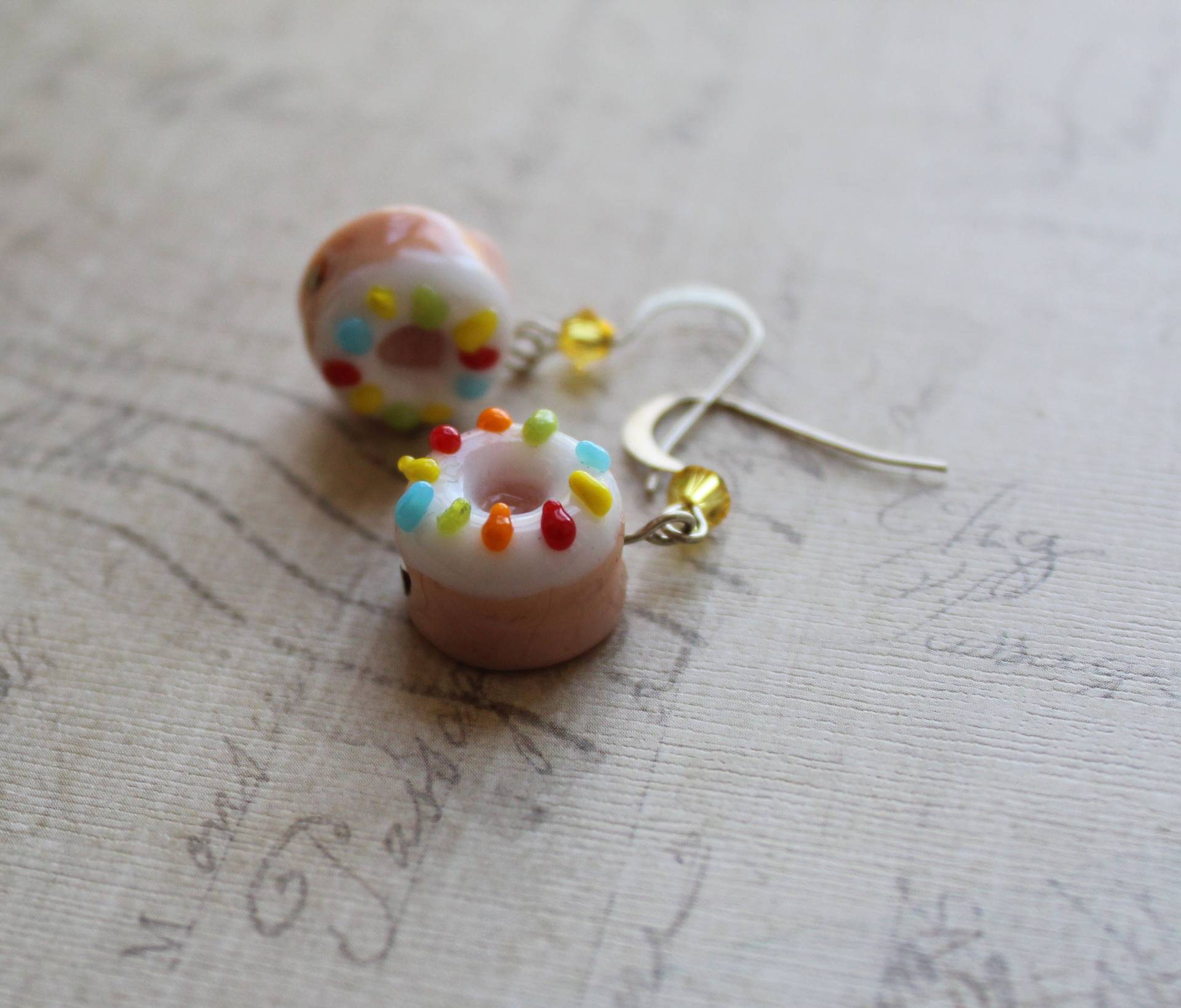 Lampwork Sprinkle Donut Ohrringe Mit Swarovski Kristallen Lampwork Sprinkle Donut Ohrringe Mit Swarovski Kristallen von TrouvailleDesignNC