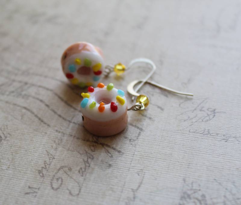Lampwork Sprinkle Donut Ohrringe Mit Swarovski Kristallen Lampwork Sprinkle Donut Ohrringe Mit Swarovski Kristallen von TrouvailleDesignNC