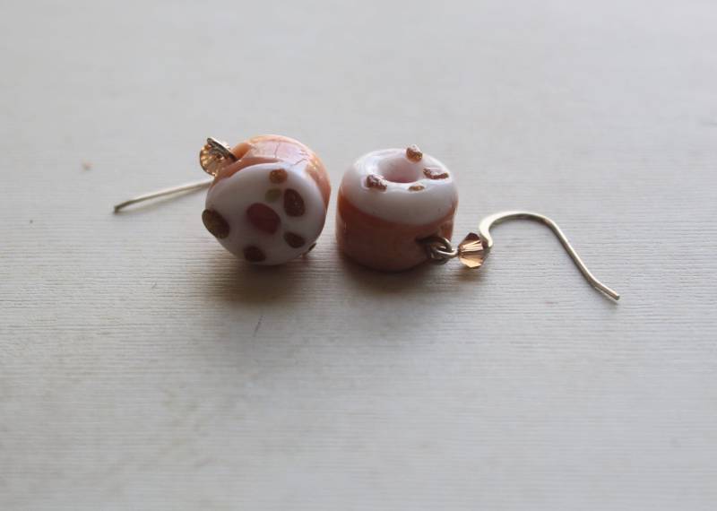 Lampwork Zimt Donut Ohrringe Mit Swarovski Kristallen von TrouvailleDesignNC
