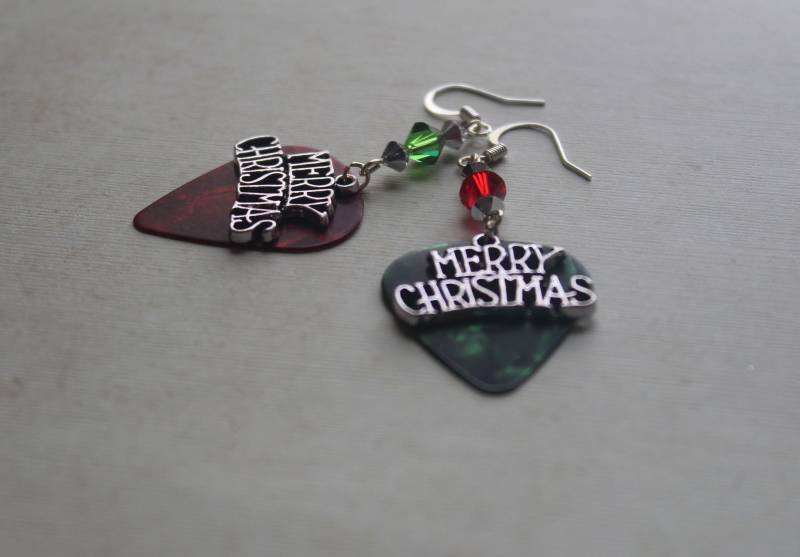 Merry Christmas Plektrum Ohrringe von TrouvailleDesignNC
