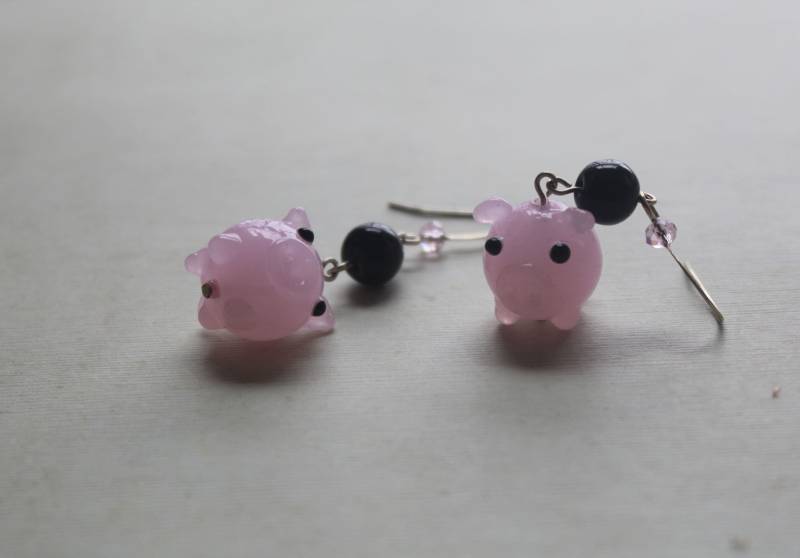 Rosa Schweinchen Ohrringe von TrouvailleDesignNC