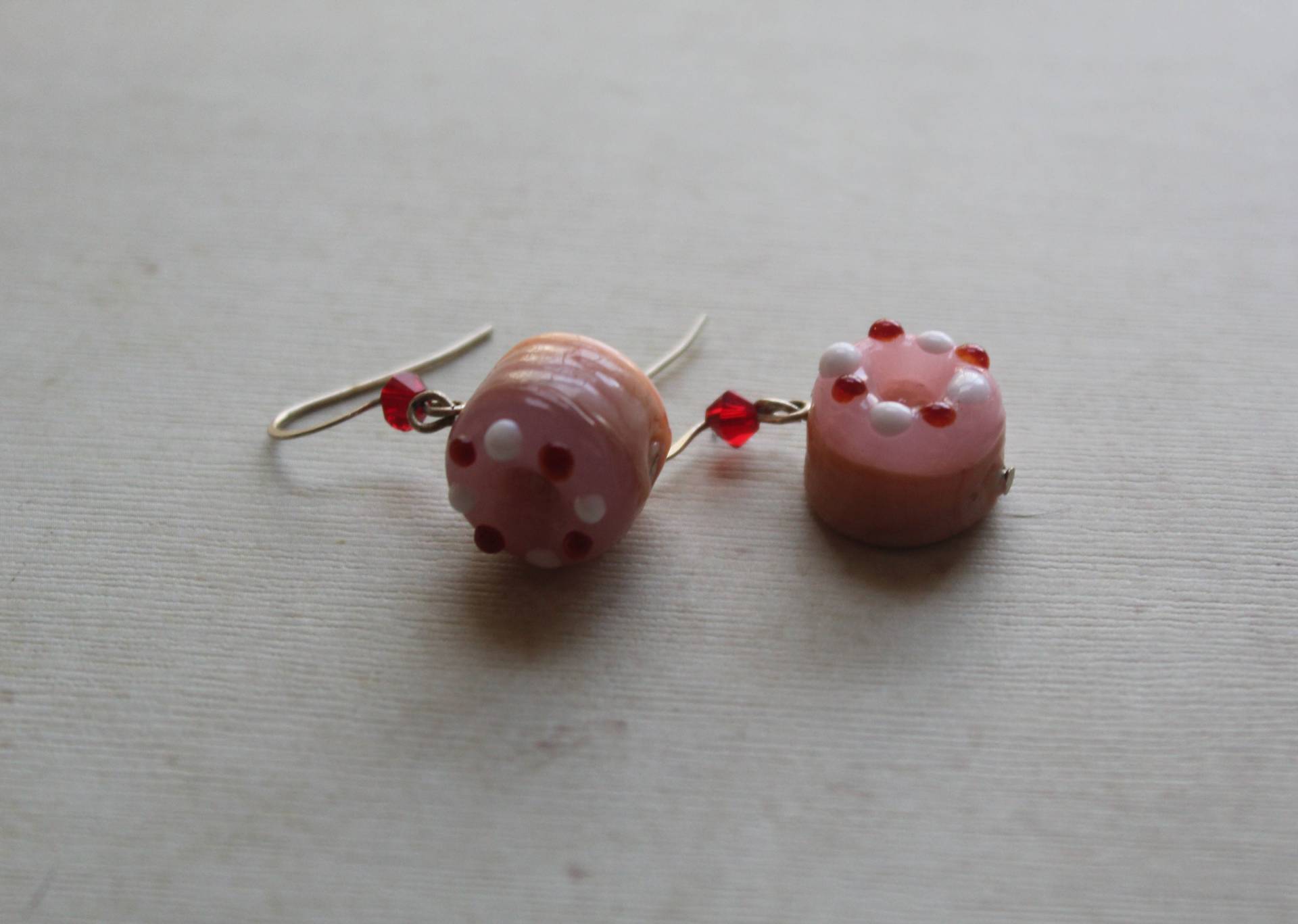 Rosa Und Weiss Streuende Donut Ohrringe Mit Swarovski Kristallen Rosa Und Weiss Streuende Donut Ohrringe Mit Swarovski Kristallen von TrouvailleDesignNC