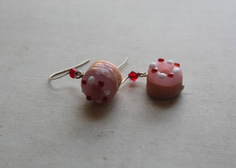 Rosa Und Weiss Streuende Donut Ohrringe Mit Swarovski Kristallen Rosa Und Weiss Streuende Donut Ohrringe Mit Swarovski Kristallen von TrouvailleDesignNC