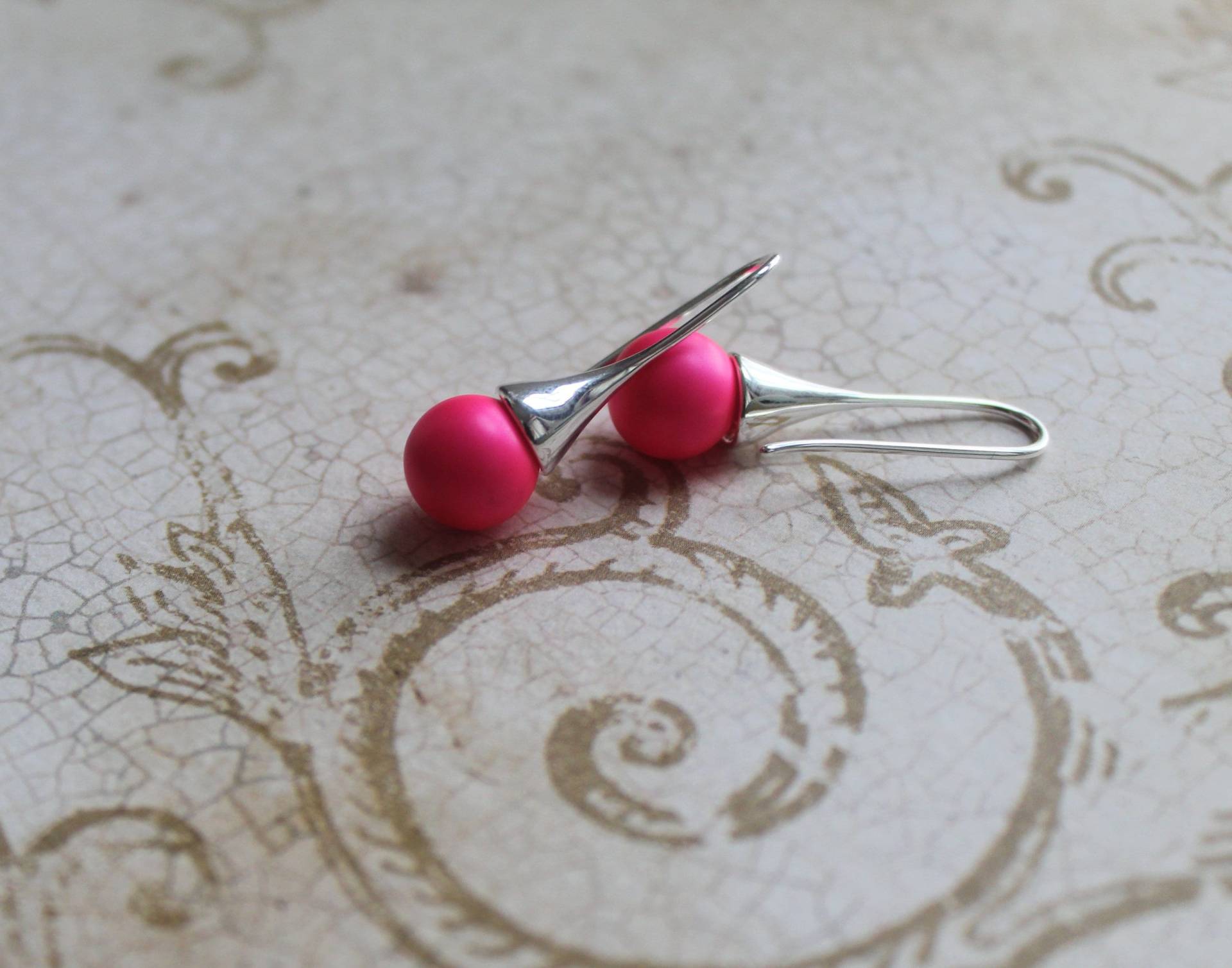 Swarovski Hot Pink Perlen Tropfen Ohrringe | Versilbert Swarovski Hot Pink Perlen Tropfen Ohrringe | Versilbert von TrouvailleDesignNC