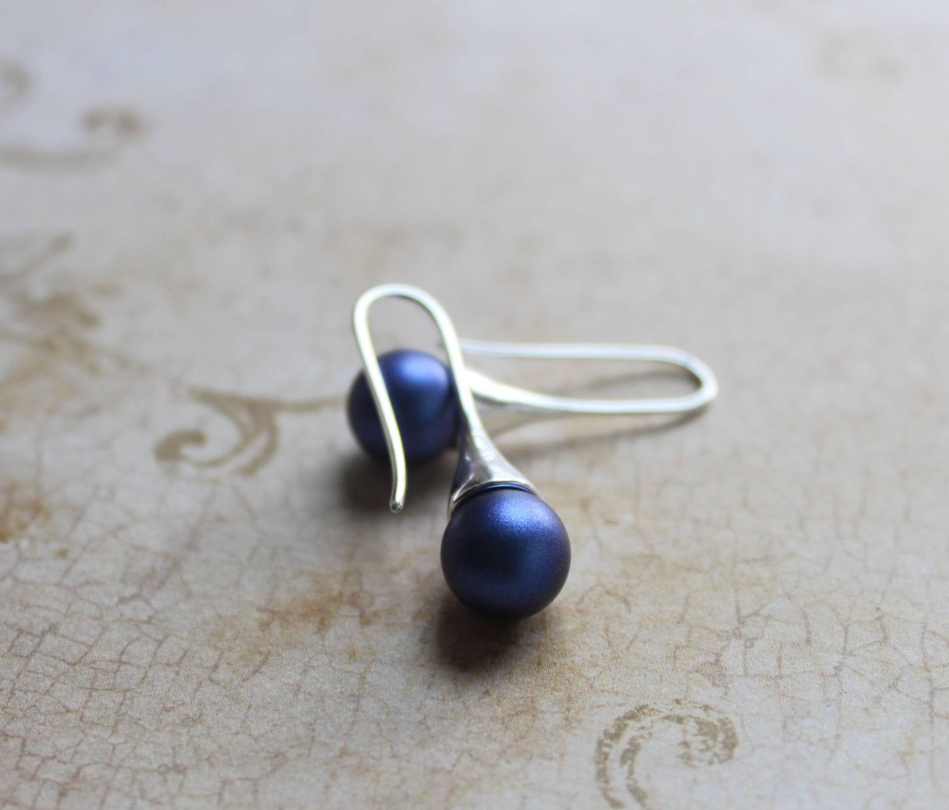 Swarovski Iridescent Dark Blue Perlenohrringe | Versilbert von TrouvailleDesignNC