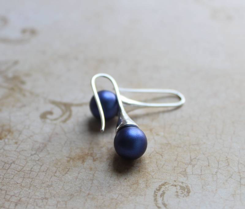 Swarovski Iridescent Dark Blue Perlenohrringe | Versilbert von TrouvailleDesignNC