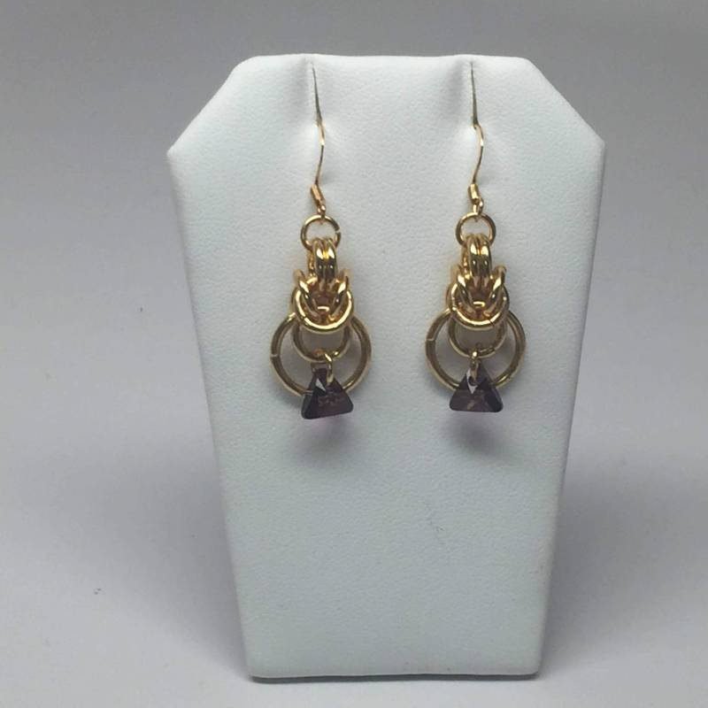 Swarovski Kristall Xilion Triangle Chainmaille Ohrringe | Lilac Shadow, Vergoldet von TrouvailleDesignNC