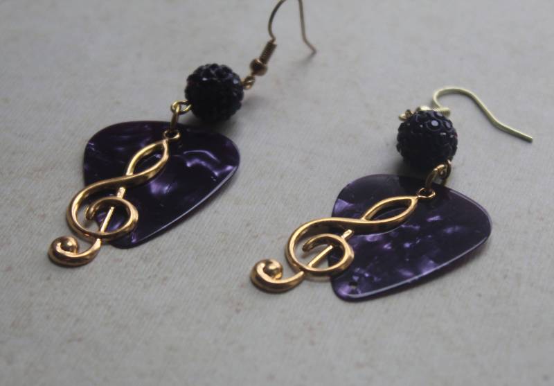 Violinschlüssel Und Plektrum Ohrringe | Lila Violinschlüssel Und Plektrum Ohrringe | Lila von TrouvailleDesignNC