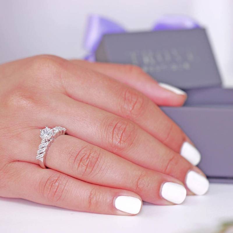 Schimmernder Verlobungsring in Rhodium Über Sterling Silber von TroveCompany