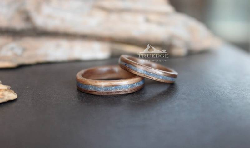 2 Schwarze Walnuss Mit Zentrierten Lapislazuli Inlay Handmade Bugholz-Ringe von TruEdgeWoodWorks