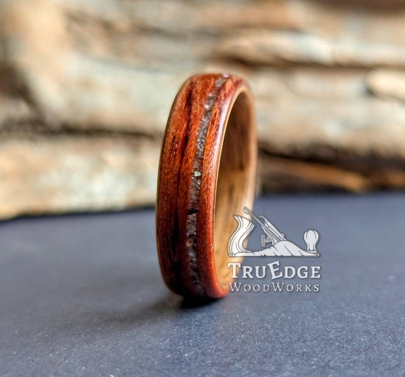 Handgefertigter Bentwoodring Aus Bubinga Und Nussbaum Mit Versetzter Schwarzer Perlmutteinlage von TruEdgeWoodWorks