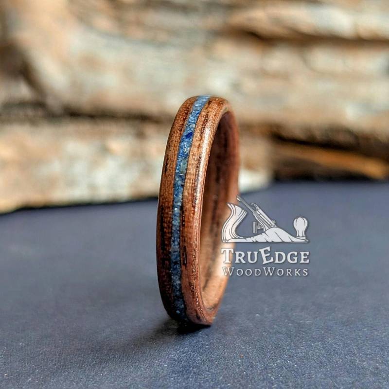 Handgefertigter Bentwoodring Aus Nussbaum Mit Zentriertem Lapis Lazuli Perlmutt Mix Inlay von TruEdgeWoodWorks