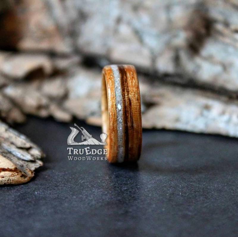 Handgefertigter Bentwoodring Aus Zebranoholz Mit Abgesetztem Perlmutt von TruEdgeWoodWorks