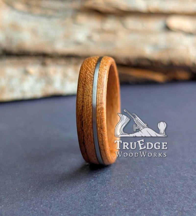 Handgefertigter Bugholzring Aus Kirschholz Mit Versetzter Silbereinlage von TruEdgeWoodWorks