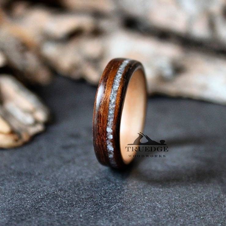 Mosambik Ausgekleidet Mit Ahorn Und Versetztem Perlmutt Inlay Handgefertigter Bentwood Ring von TruEdgeWoodWorks