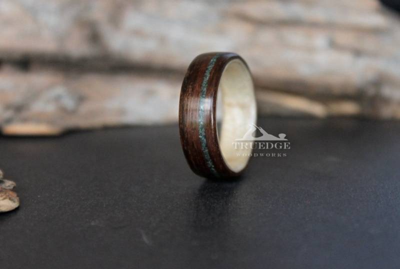 Mosambik Holz Ausgekleidet Mit Bergahorn Versetztem Markasit Inlay Handmade Bentwood Ring von TruEdgeWoodWorks